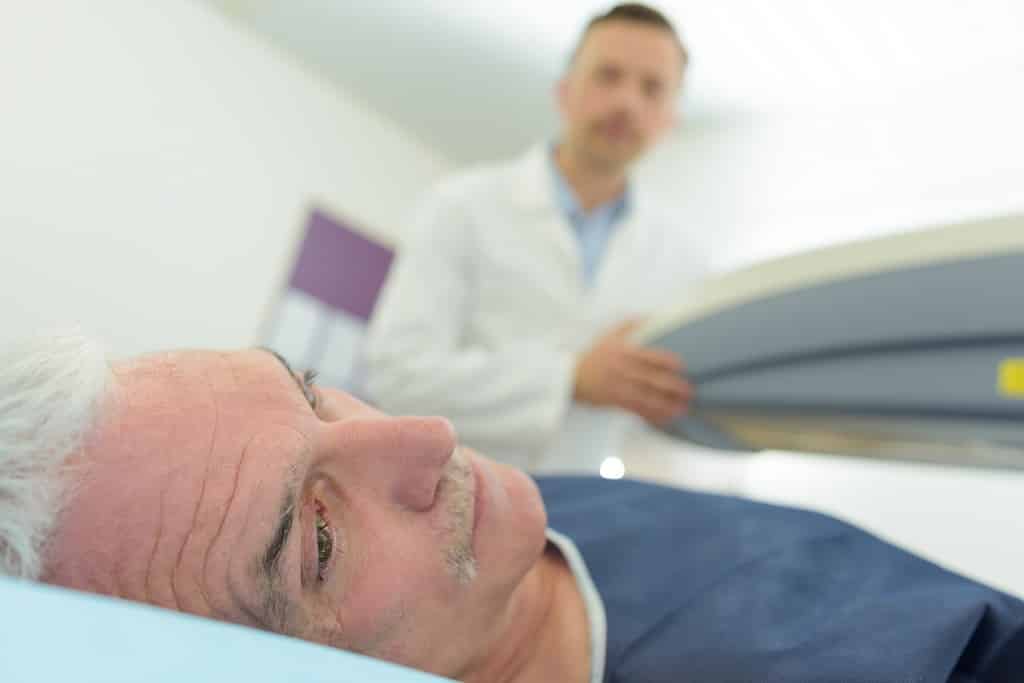 Homem no consultório médico preocupado por conta da hiperplasia prostática benigna