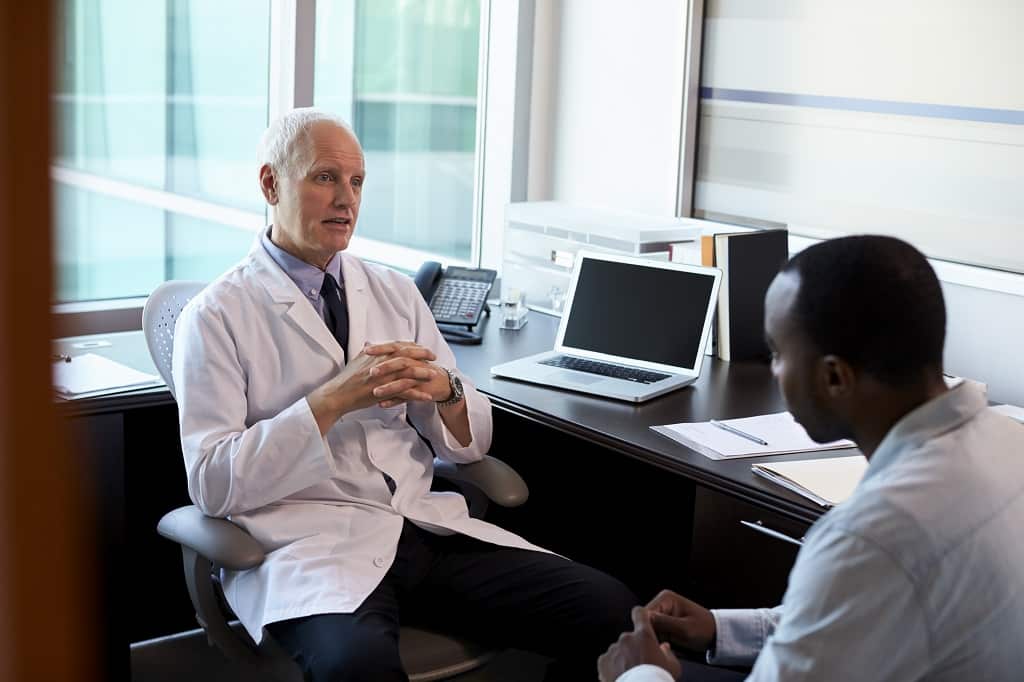 Homem se consultando com um médico sobre os mitos do câncer de próstata