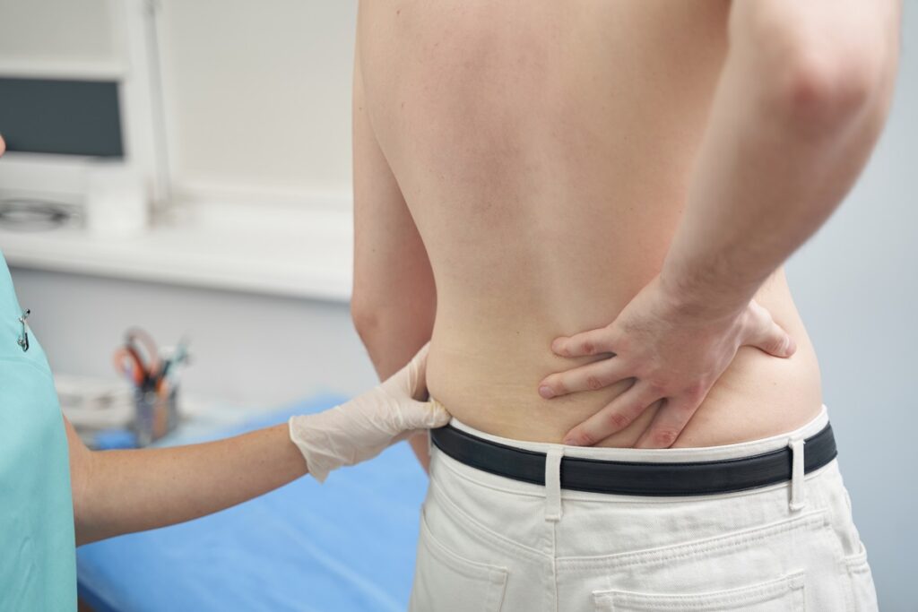Dores nas costas podem indicar câncer de rim