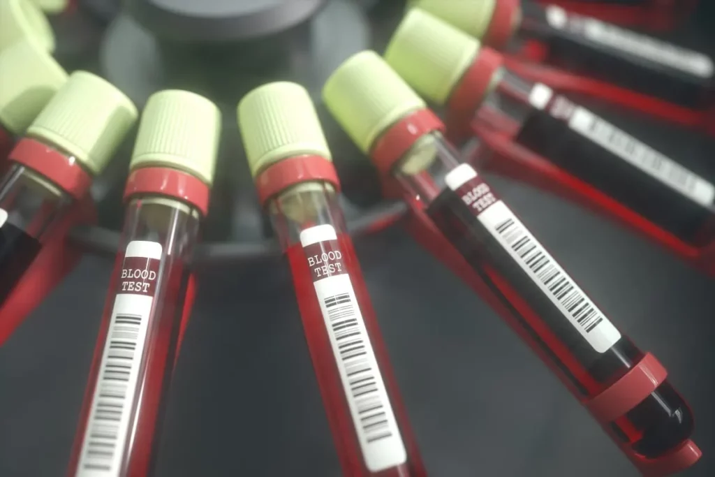 varios tubos de tubos de ensaio com liquido avermelhado dentro