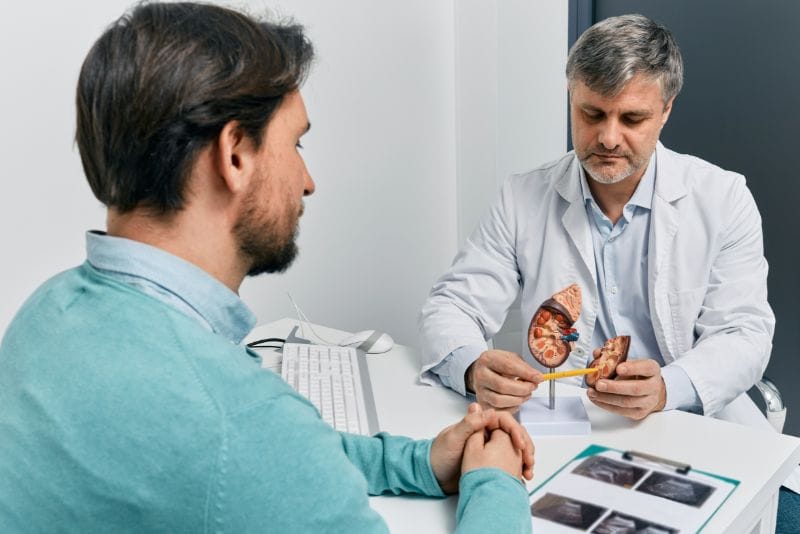 Homem adulto em consulta com o urologista