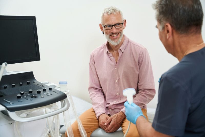 Homem em consulta com urologista para tratamento de cancer de prostata