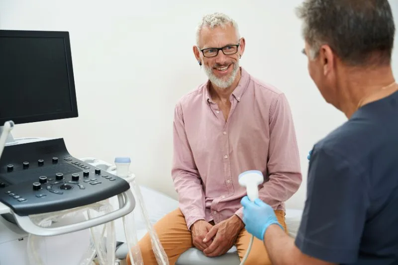 Homem em consulta com urologista para tratamento de cancer de prostata