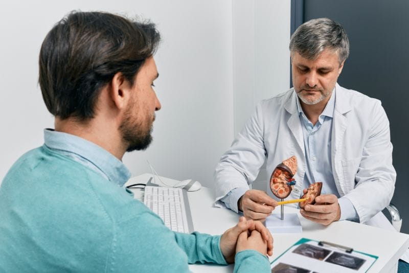 Homem adulto em consulta com um médico especialista em câncer de próstata