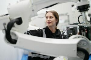 Mulher usando tecnologia de cirurgia robótica