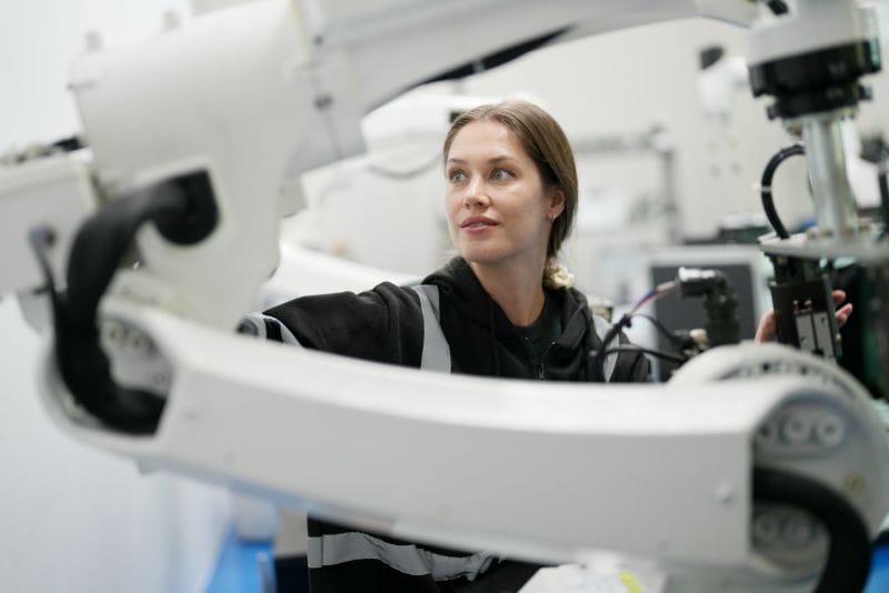 Mulher usando tecnologia de cirurgia robótica