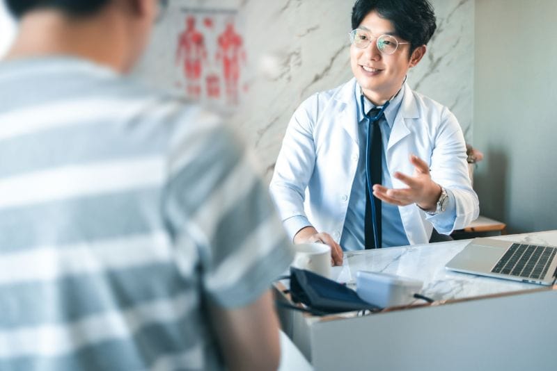 Médico orientando paciente