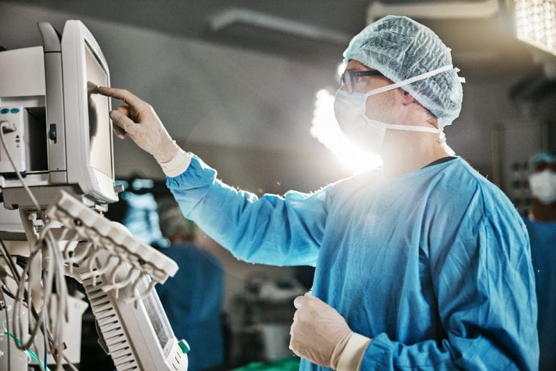 Médico analisando paciente com recurso de cirurgia robótica