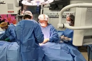 Médico realizando procedimento cirúrgico