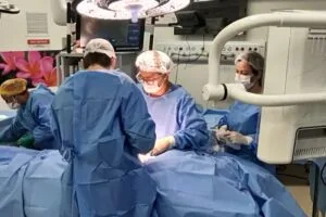Médico realizando procedimento cirúrgico