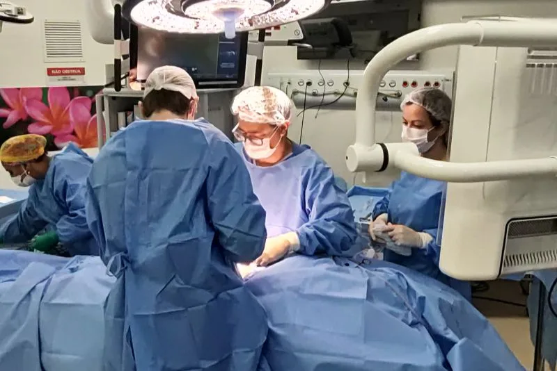 Médico realizando procedimento cirúrgico