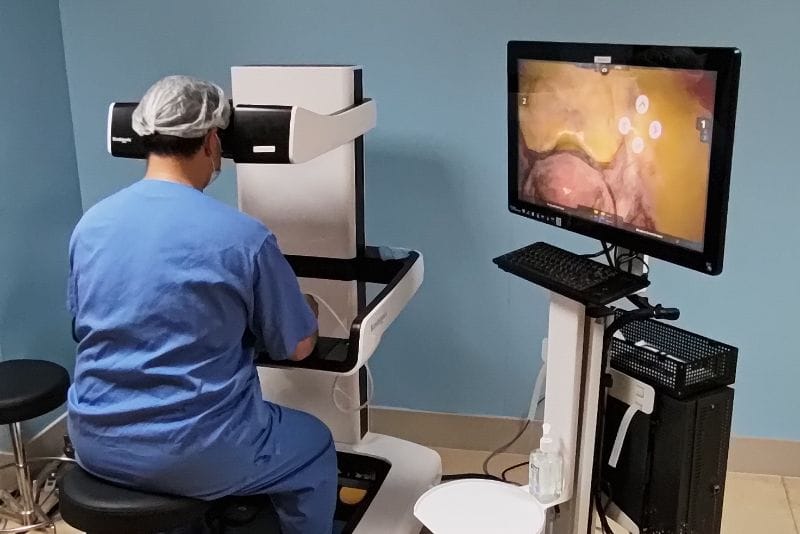 Médico fazendo análise em equipamento