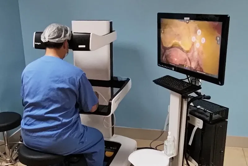Médico fazendo análise em equipamento