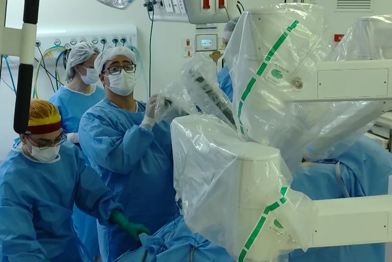Médicos realizando cirurgia robótica para câncer de próstata