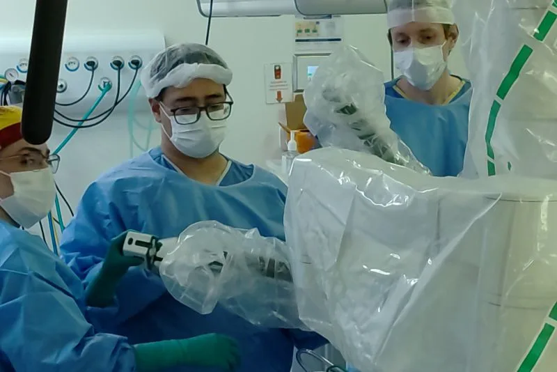 Médicos realizando cirurgia robótica para câncer de rim