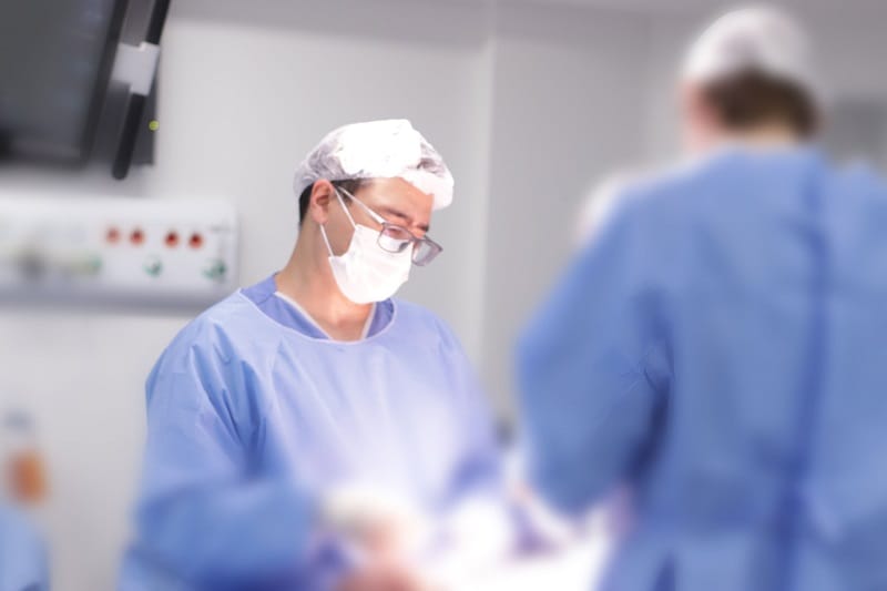 DR. Takano realizando procedimento cirúrgico em câncer de prostata