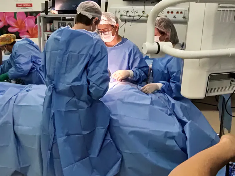 Equipe de médicos realizando procedimento cirúrgico