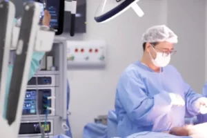 Dr. Takano realizando cirurgia robótica de próstata