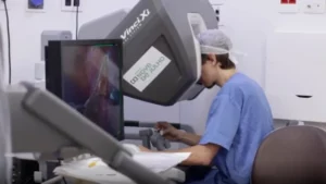 Médico controlando robô para realizar cirurgia robótica