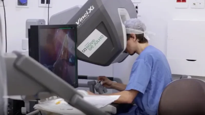 Médico controlando robô para realizar cirurgia robótica