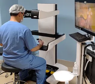 Médico realizando exame