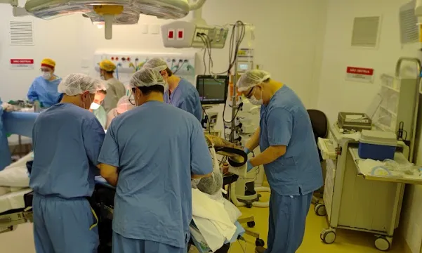 Médicos realizando cirurgia robótica de próstata