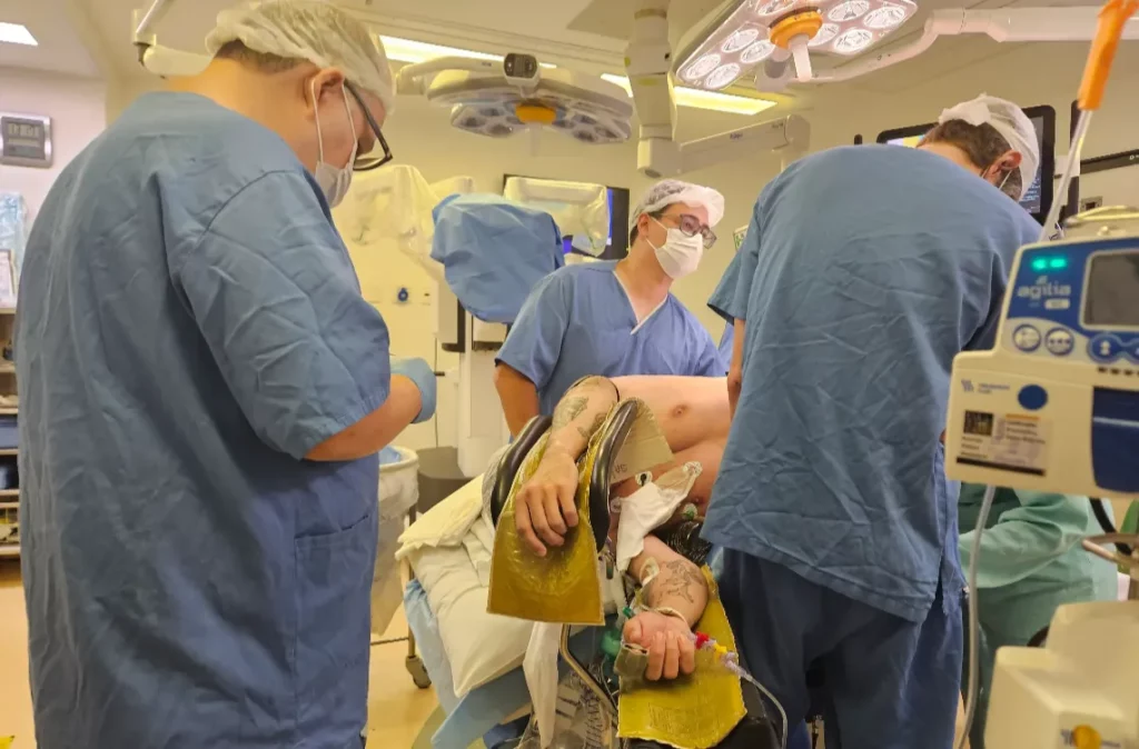 Dr. Takano realizando procedimento cirúrgico