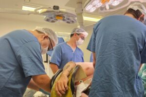 Médicos realizando procedimento cirúrgico para câncer de próstata