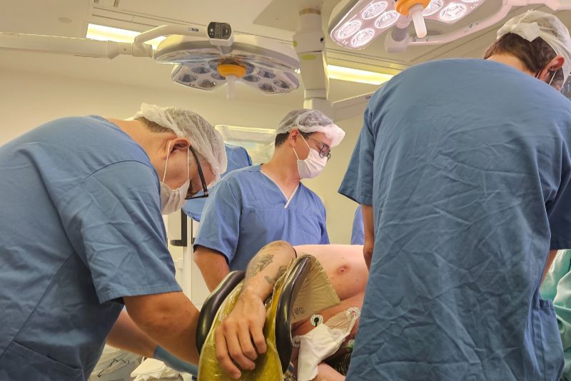 Médicos realizando procedimento cirúrgico para câncer de próstata