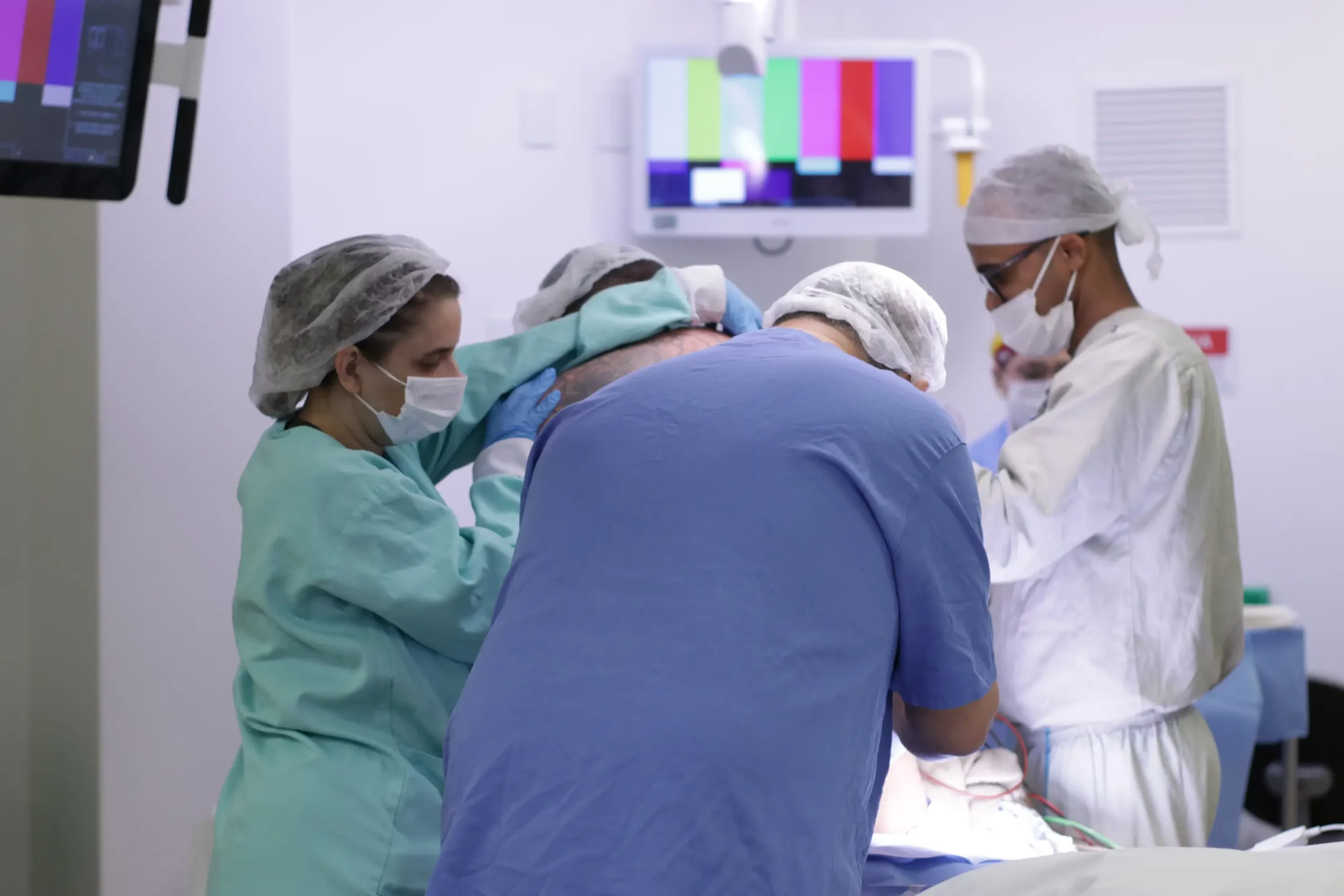 Equipe médica realizando procedimento cirúrgico em paciente