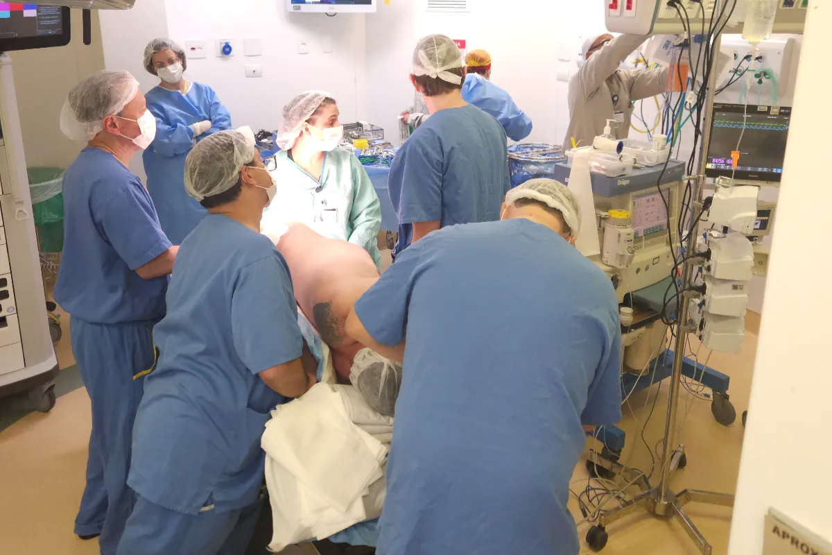 Equi médica realizando cirurgia robótica para câncer de próstata